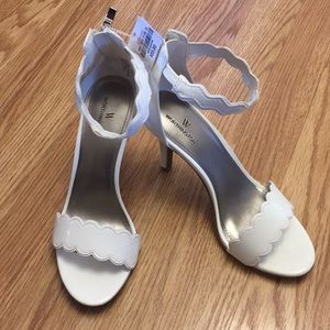 NWT white high heeled shoes